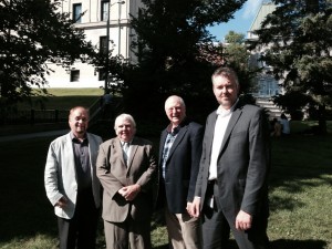 Photo prise au centre-ville, devant les bureaux de Nadeau Bellavance, à la sortie d'une rencontre du comité exécutif de cabinet de campagne pour préparer la rencontre du 27 août. De gauche à droite: Claude Forgues, directeur général de Centraide, Daniel Nadeau, Yves Jodoin, président du C.A. de Centraide et Éric Loubier, co-président de campagne