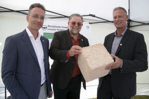 « Yann Lafleur de CannaCanada, le maire de Weedon Richard Tanguay et le président de MYM Nutraceuticals Inc., Rob Gielt Photo La Tribune- Photo Spectre Média, René Marquis »